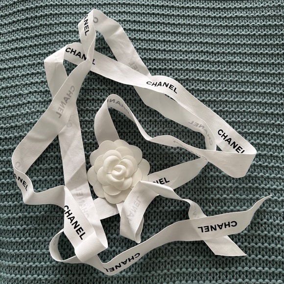 Chanel ribbon with a camellia - Picture 2 of 3